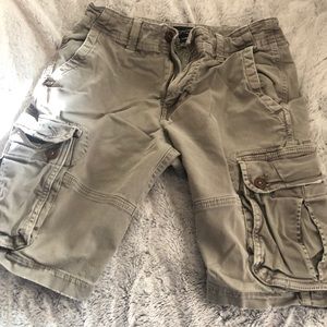 American Eagle men’s greenish gray cargo shorts